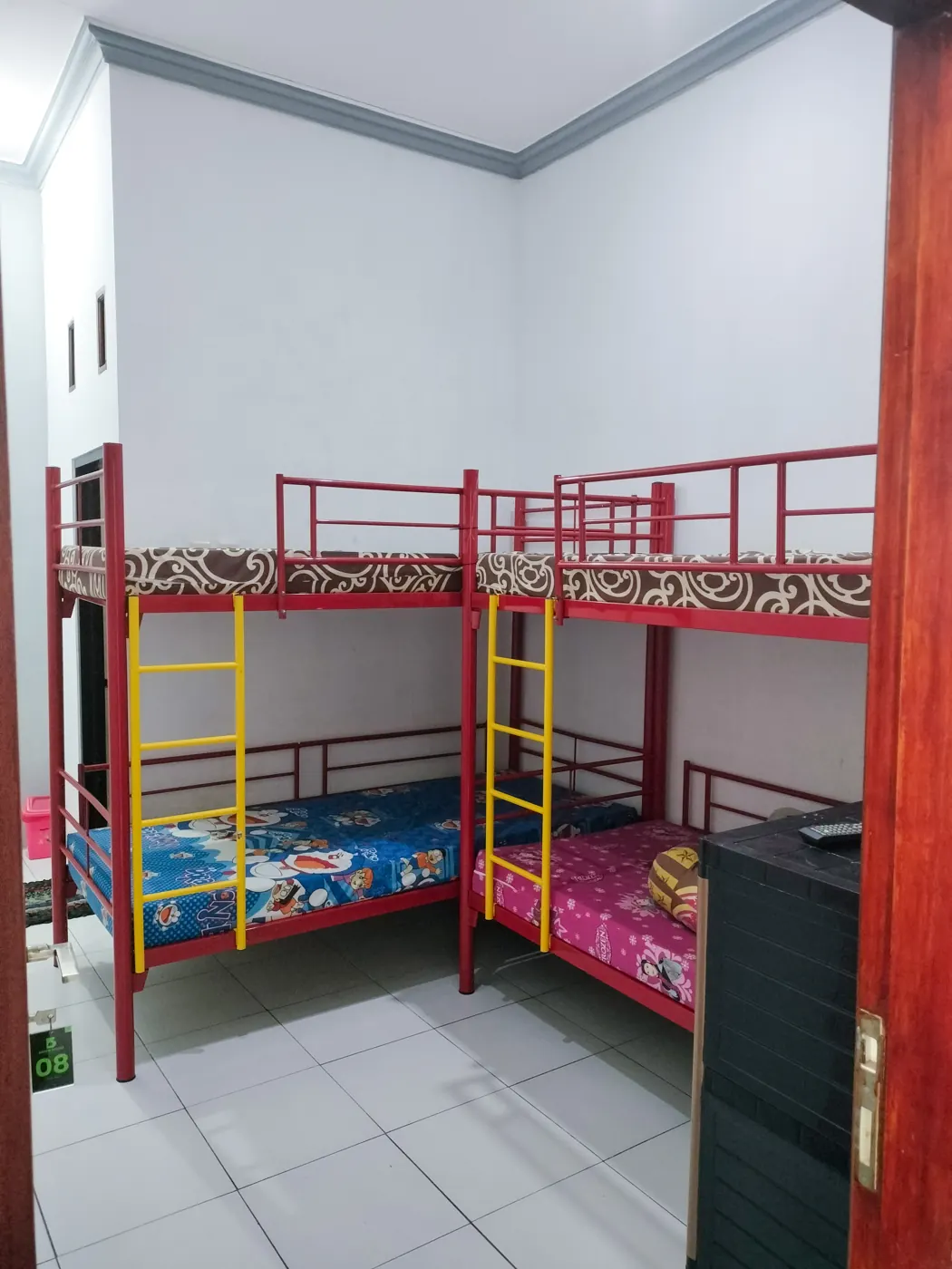 Bunk Bed Room dengan dua ranjang susun