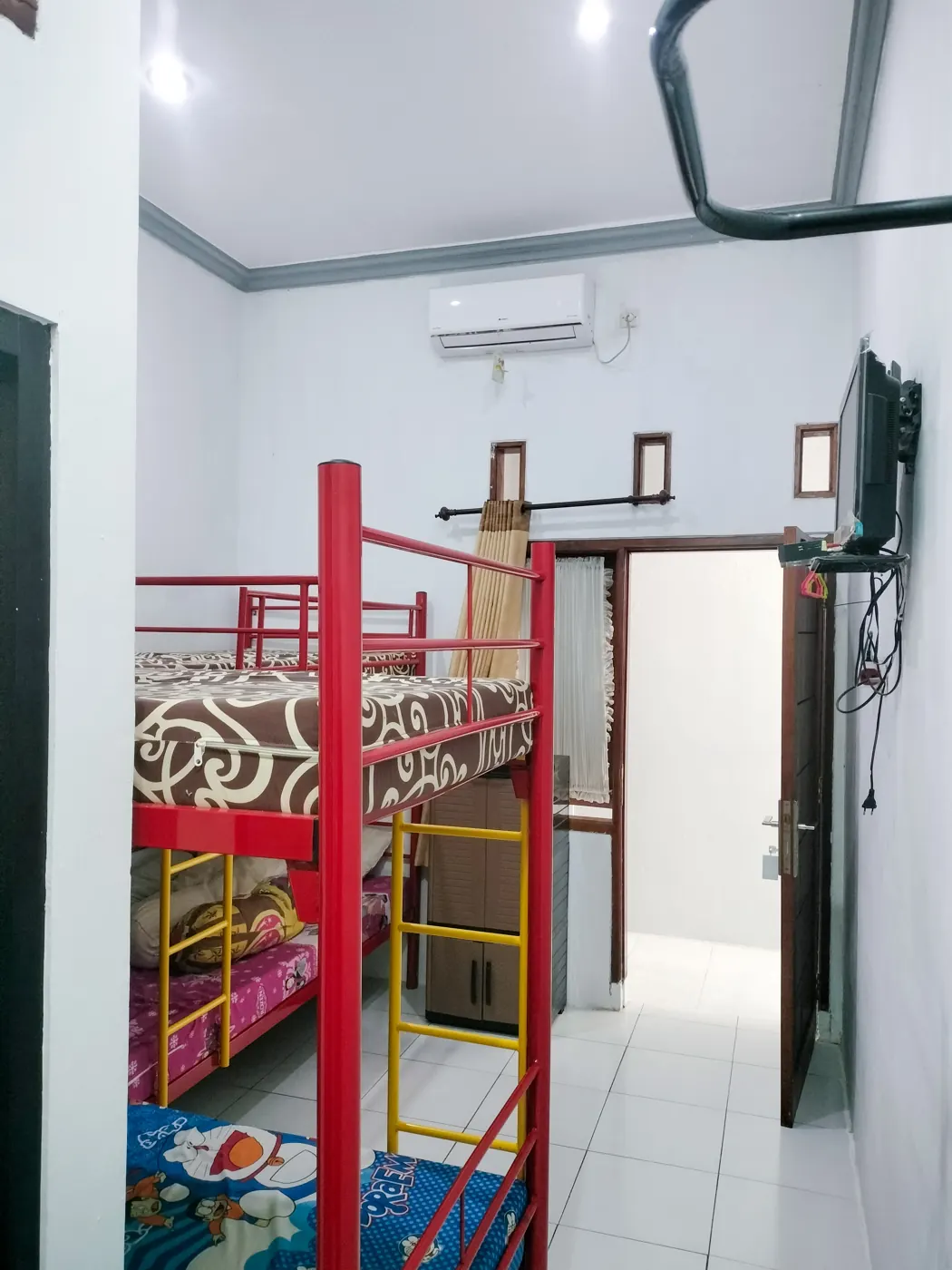 Bunk Bed Room dengan AC dan TV