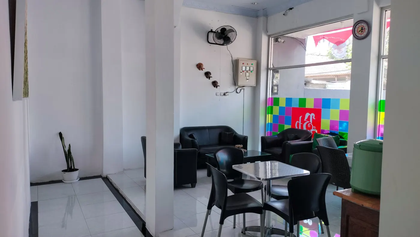 Lounge dengan sofa kulit dan meja makan