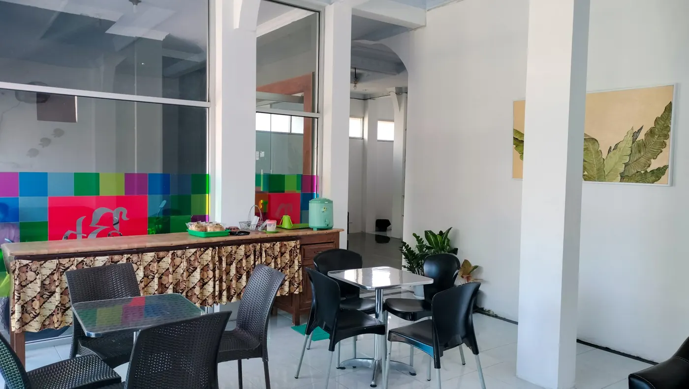 Area makan di lounge dengan meja sarapan