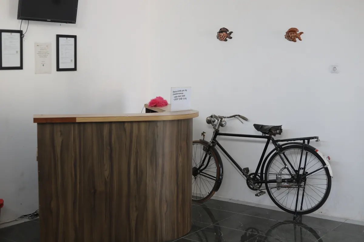 Meja resepsionis dengan sepeda onthel