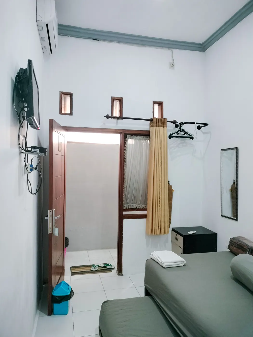 Small Room dengan TV dan AC