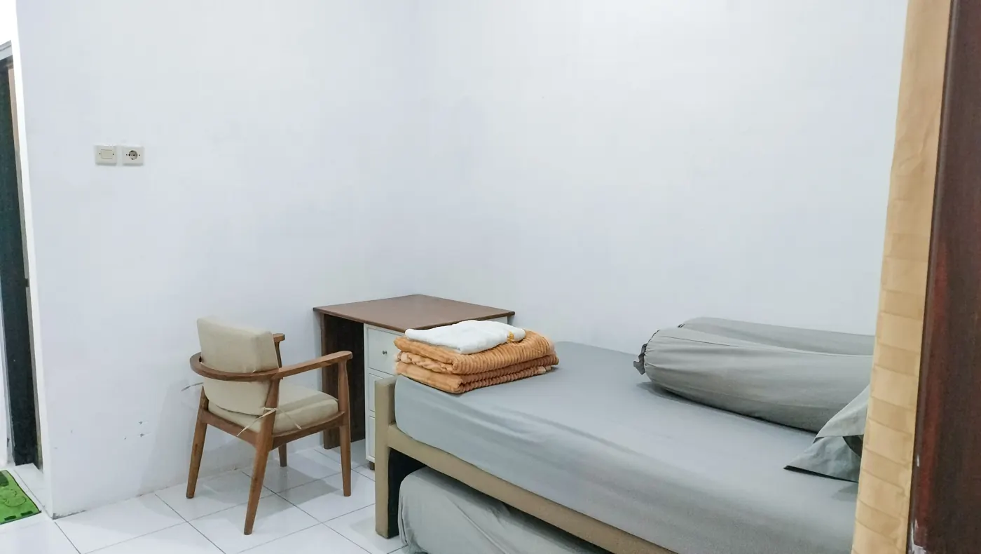 Standard Room dengan kasur, meja, dan kursi